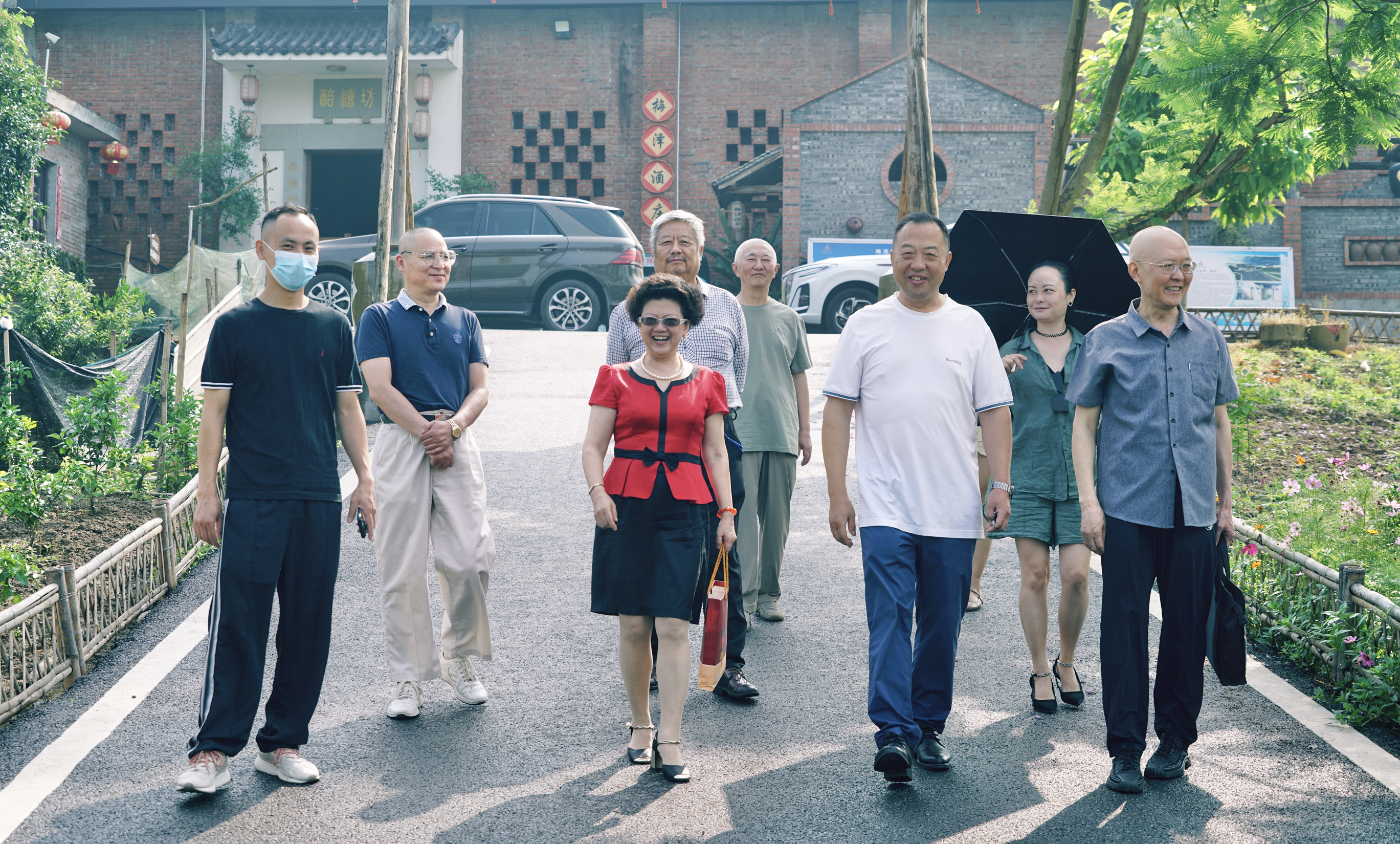 自贡市民协开展狮市古镇民间工艺梅泽酒庄调研采风活动