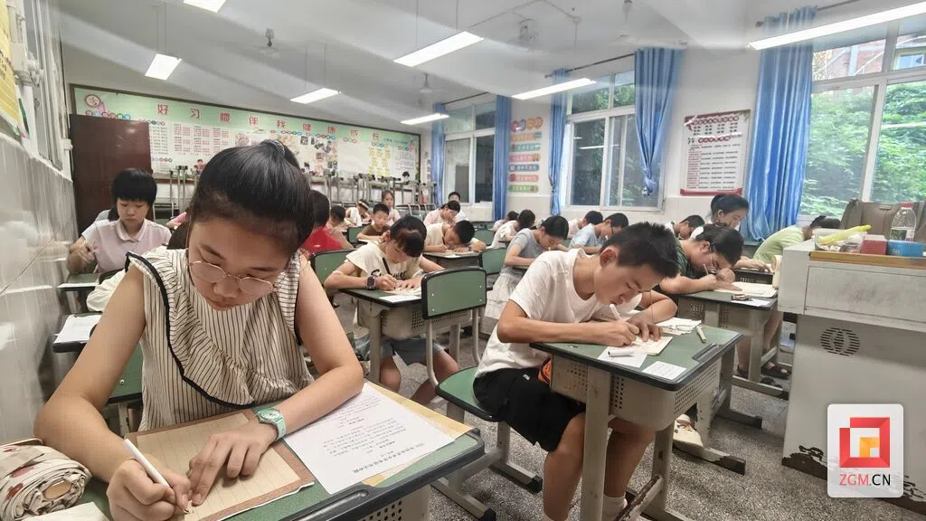 笔墨传承文化 省社会艺术书法考级自贡考点有序开考